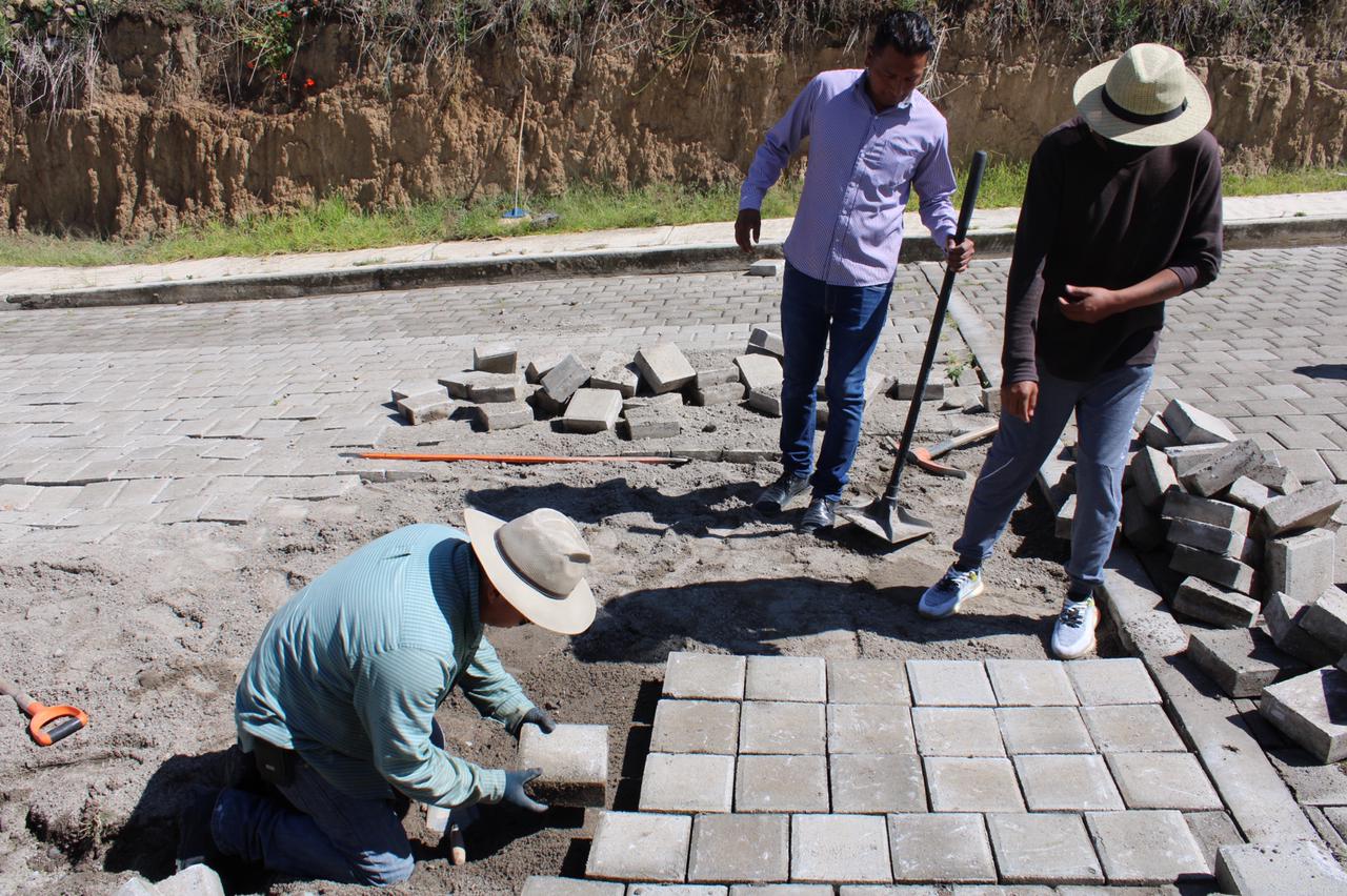 Sustituye gobierno de Tzompantepec adoquín en calle que conduce a Ahuashuatepec